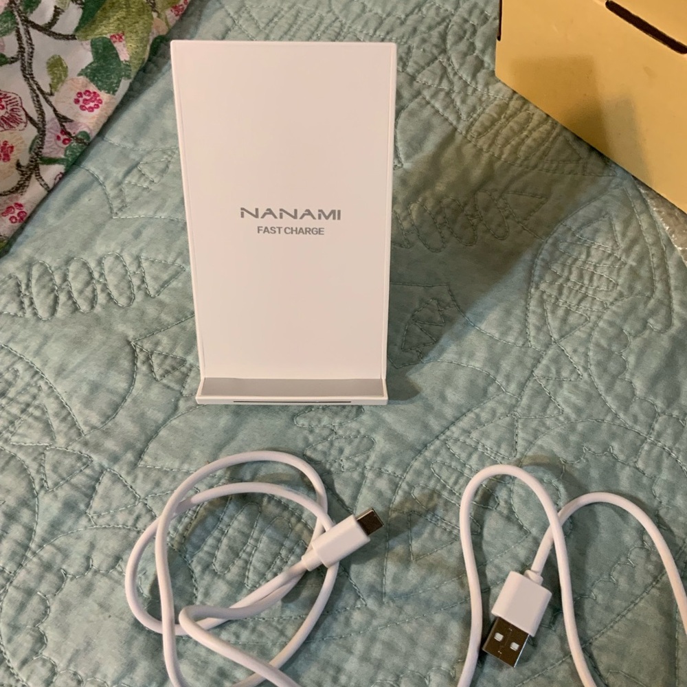 NaNami White Fast Charge Wireless Stand